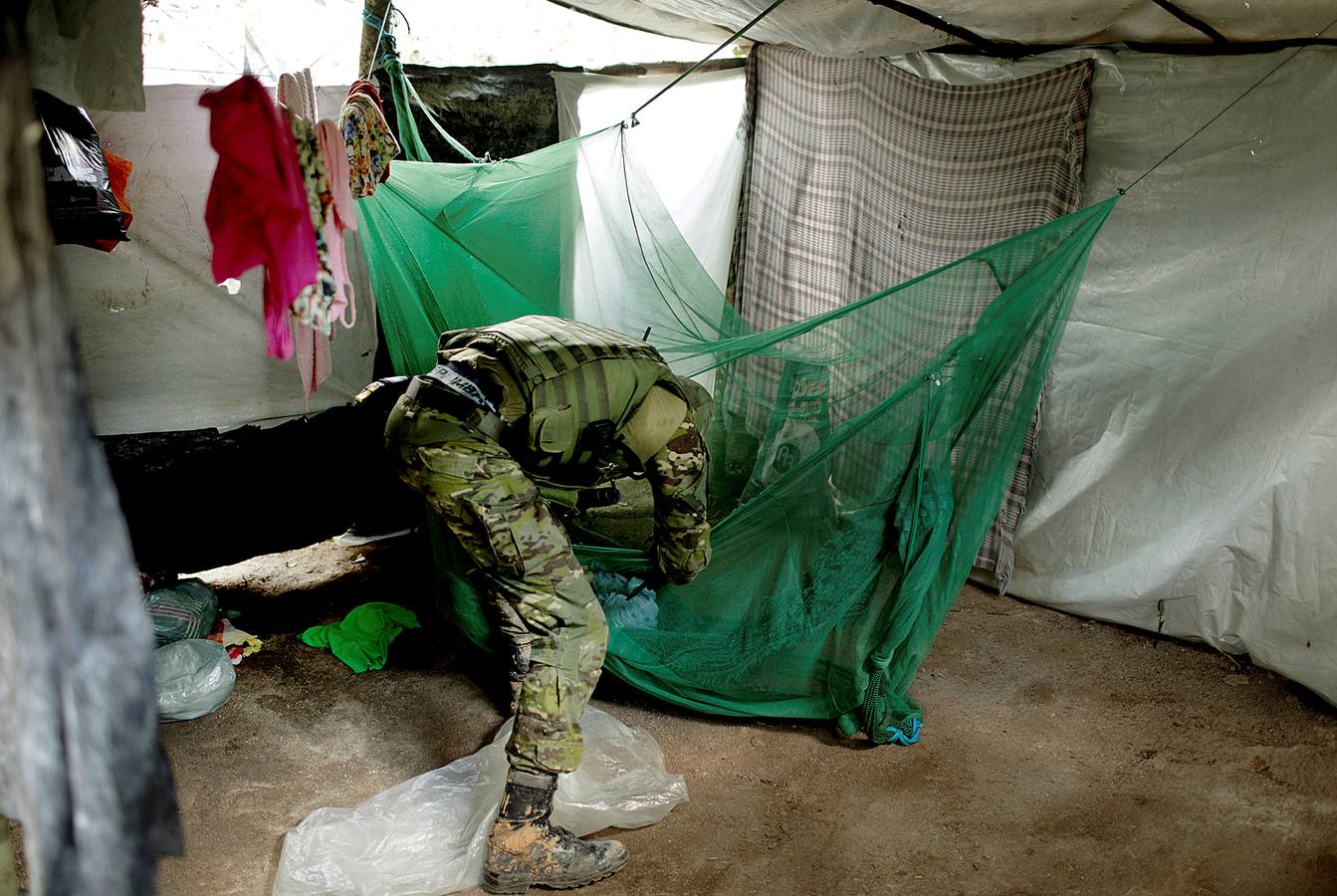 Los agentes medioambientales de Brasil llevan mucho tiempo realizando operaciones contra la minería ilegal de oro en el Amazonas. El objetivo de sus actuaciones no es detener a los trabajadores embarrados y descalzos que viven en condiciones de esclavitud para hombres fuertes desconocidos, sino destruir instalaciones y maquinaria, costosa y difícil de reemplazar. Brasil alberga 453 minas ilegales en esta amplísima zona y trata de llamar la atención sobre el problema, que contamina el agua de las comunidades locales y contribuye a la deforestación.