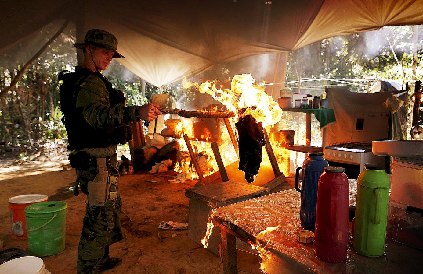 Los agentes medioambientales de Brasil llevan mucho tiempo realizando operaciones contra la minería ilegal de oro en el Amazonas. El objetivo de sus actuaciones no es detener a los trabajadores embarrados y descalzos que viven en condiciones de esclavitud para hombres fuertes desconocidos, sino destruir instalaciones y maquinaria, costosa y difícil de reemplazar. Brasil alberga 453 minas ilegales en esta amplísima zona y trata de llamar la atención sobre el problema, que contamina el agua de las comunidades locales y contribuye a la deforestación.