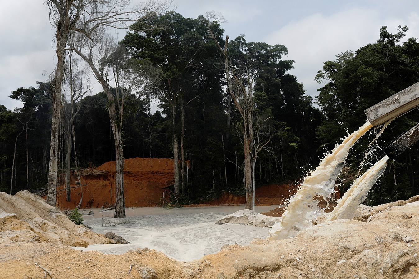 Los agentes medioambientales de Brasil llevan mucho tiempo realizando operaciones contra la minería ilegal de oro en el Amazonas. El objetivo de sus actuaciones no es detener a los trabajadores embarrados y descalzos que viven en condiciones de esclavitud para hombres fuertes desconocidos, sino destruir instalaciones y maquinaria, costosa y difícil de reemplazar. Brasil alberga 453 minas ilegales en esta amplísima zona y trata de llamar la atención sobre el problema, que contamina el agua de las comunidades locales y contribuye a la deforestación.
