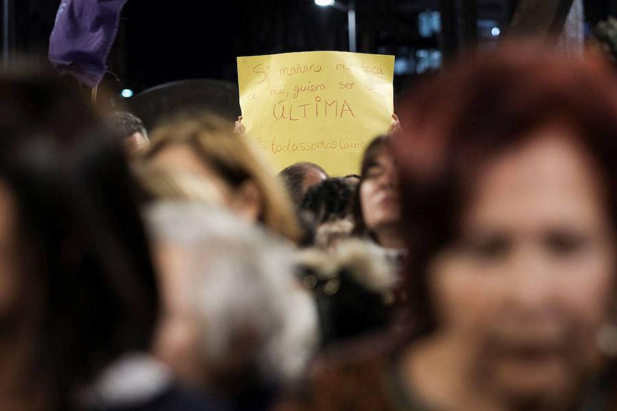 Las feministas lanzaron este martes una amplia movilización en toda España en contra del partido ultraderechista Vox, que causó indignación al denunciar la ley de violencia de género, hasta ahora apoyada de forma unánime por la clase política.
