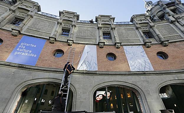 Operarios colocan los nuevos carteles. 