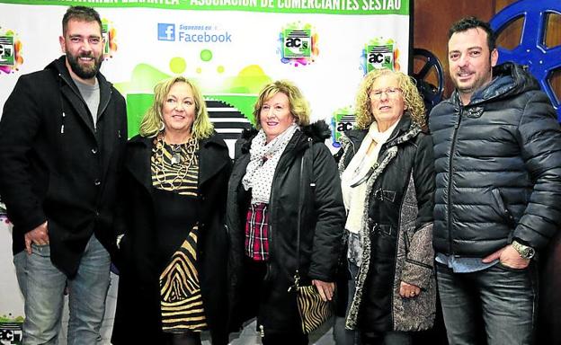 Mikel Lauroba, Pilar Monje, María Jesús y Begoña Garea y Eneko Lauroba. 