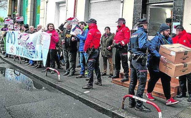 David abandona la vivienda en la que residía con su madre ante protestas por su desalojo. 