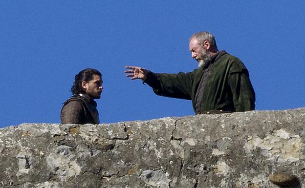 Kit Harington y Liam Cunningham durante un momento del rodaje.