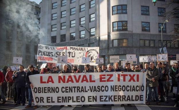 Una manifestación en contra del cierre de La Naval.