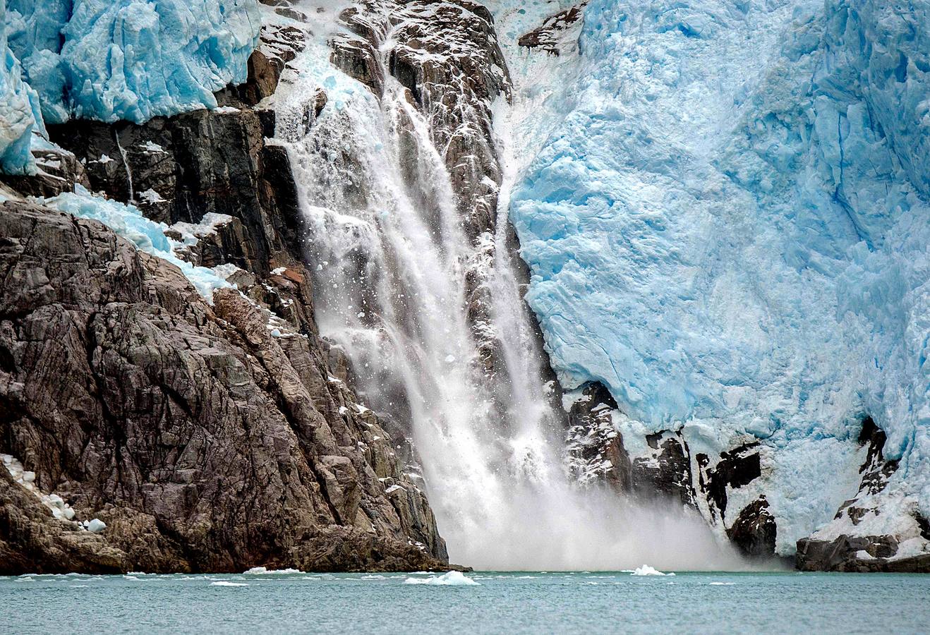 El fiordo Seno Ballena, en la región de Magallanes, al sur de Chile, es un verdadero laboratorio natural, único en el mundo. Un grupo de científicos analiza las características de sus aguas en estas fechas invernales con el objeto de conocer con detalle los efectos del cambio climático sobre diferentes organismos marinos. En las imágenes vemos el glaciar de Santa Inés y la isla de Carlos III, en Punta Arenas.