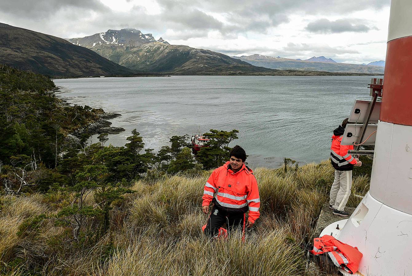 El fiordo Seno Ballena, en la región de Magallanes, al sur de Chile, es un verdadero laboratorio natural, único en el mundo. Un grupo de científicos analiza las características de sus aguas en estas fechas invernales con el objeto de conocer con detalle los efectos del cambio climático sobre diferentes organismos marinos. En las imágenes vemos el glaciar de Santa Inés y la isla de Carlos III, en Punta Arenas.