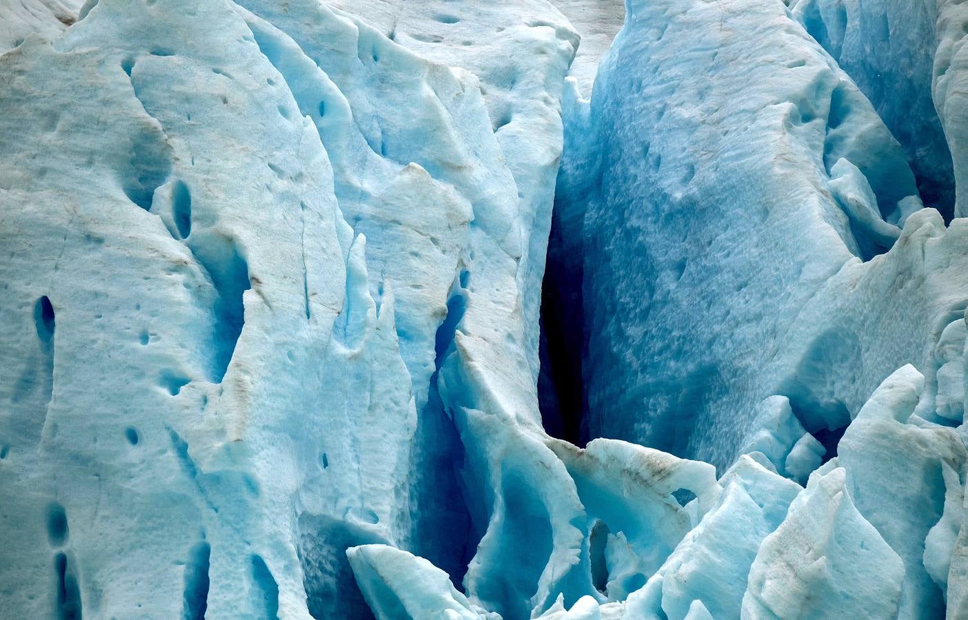 El fiordo Seno Ballena, en la región de Magallanes, al sur de Chile, es un verdadero laboratorio natural, único en el mundo. Un grupo de científicos analiza las características de sus aguas en estas fechas invernales con el objeto de conocer con detalle los efectos del cambio climático sobre diferentes organismos marinos. En las imágenes vemos el glaciar de Santa Inés y la isla de Carlos III, en Punta Arenas.