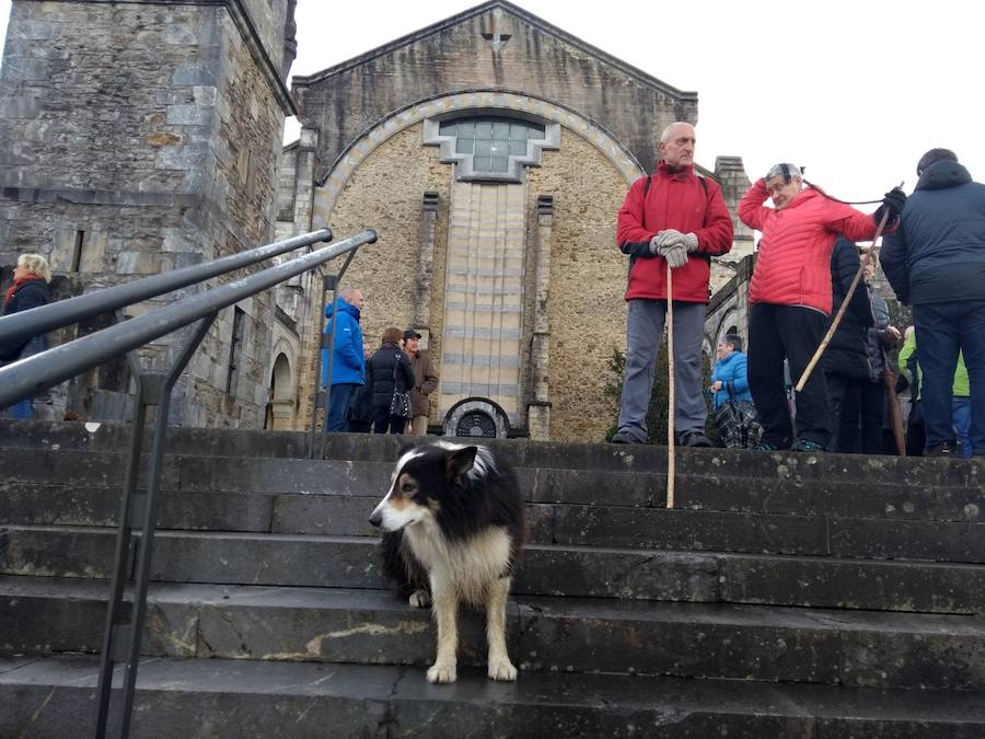 A pesar del frío, han sido muchos los que se han acercado este 17 de enero al alto de Urkiola, en busca de la bendición del patrón de los animales