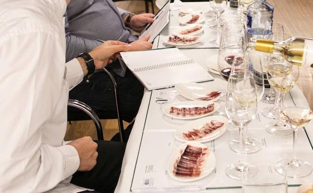 Momento de la cata de jamón ibérico con el 'accord' de ocho vinos diferentes.