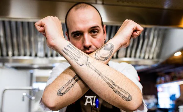 El chef luce dos de sus tatuajes.