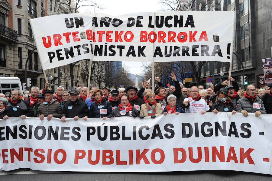 Un año después de la histórica manifestación de los pensionistas, sus reivindicaciones siguen presentes. Miles de ellos han marchado esta tarde por las calles de Bilbao para exigir la subida conforme al IPC y el incremento de las prestaciones mínimas.