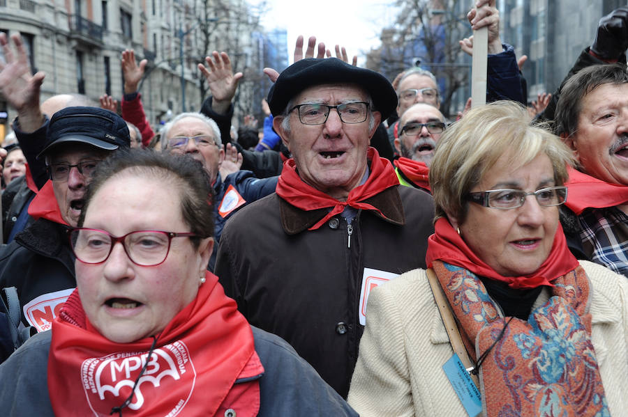 Un año después de la histórica manifestación de los pensionistas, sus reivindicaciones siguen presentes. Miles de ellos han marchado esta tarde por las calles de Bilbao para exigir la subida conforme al IPC y el incremento de las prestaciones mínimas.