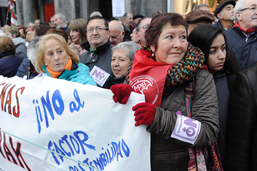 Un año después de la histórica manifestación de los pensionistas, sus reivindicaciones siguen presentes. Miles de ellos han marchado esta tarde por las calles de Bilbao para exigir la subida conforme al IPC y el incremento de las prestaciones mínimas.