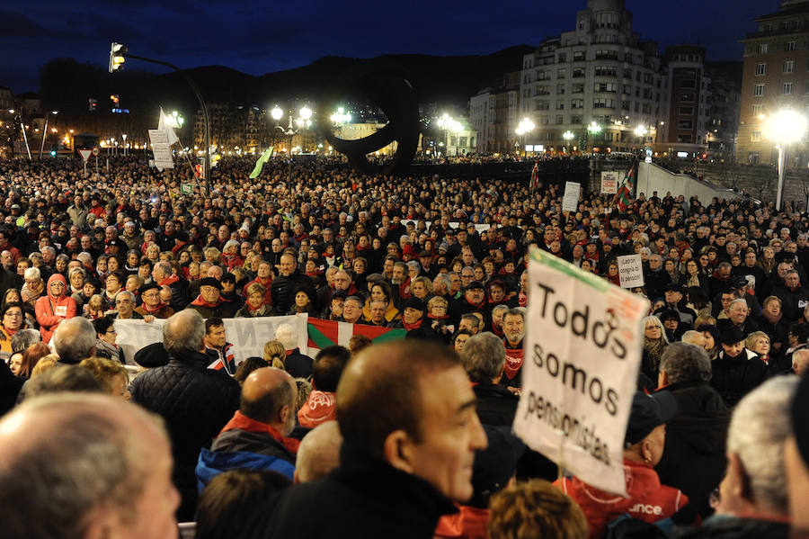 Un año después de la histórica manifestación de los pensionistas, sus reivindicaciones siguen presentes. Miles de ellos han marchado esta tarde por las calles de Bilbao para exigir la subida conforme al IPC y el incremento de las prestaciones mínimas.