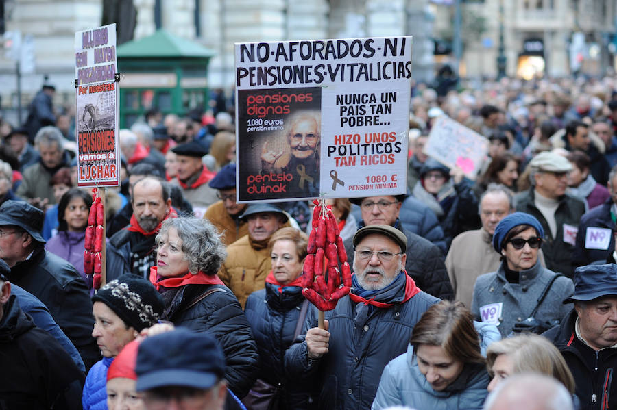 Un año después de la histórica manifestación de los pensionistas, sus reivindicaciones siguen presentes. Miles de ellos han marchado esta tarde por las calles de Bilbao para exigir la subida conforme al IPC y el incremento de las prestaciones mínimas.