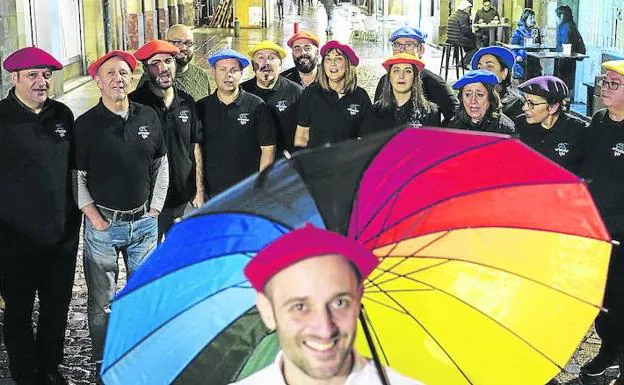 Los integrantes de Ortzadar Abesbatza llevan txapelas de colores para representar la bandera arcoíris, símbolo del orgullo gay. 