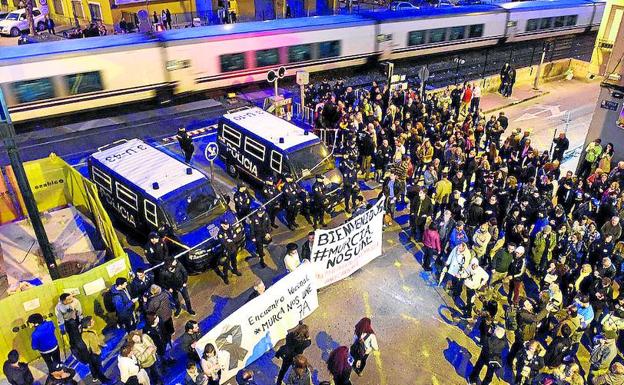 Murcia. Los vecinos de barrios como el de Santiago el Mayor se echaron a la calle para evitar que el tren llegara en superficie. Ganaron la partida y Fomento plantea una solución subterránea.