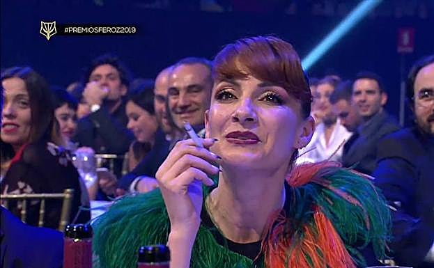 Najwa Nimri, fumando en el Bilbao Arena.