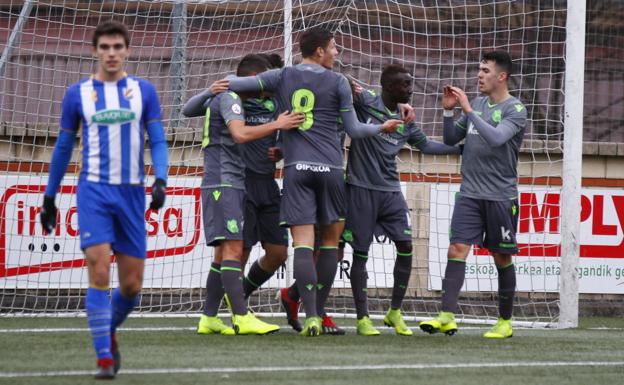 Los jugadores de la Real B festejan su primer gol en Tabira. 