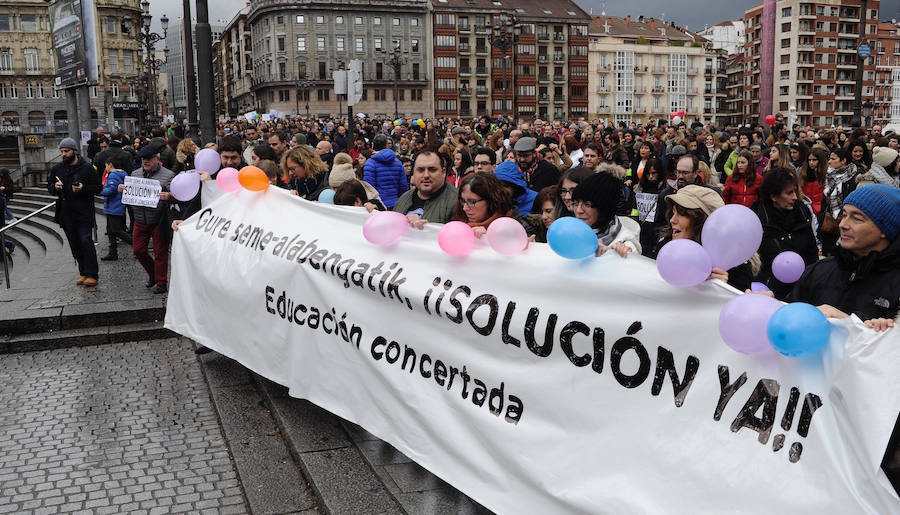 4.000 personas han exigido en Bilbao que no se utilice a los alumnos en el conflicto de la enseñanza concertada. Las AMPAS han realizado una exhibición de fuerza bajo el diluvio en medio de los ocho días de huelga.