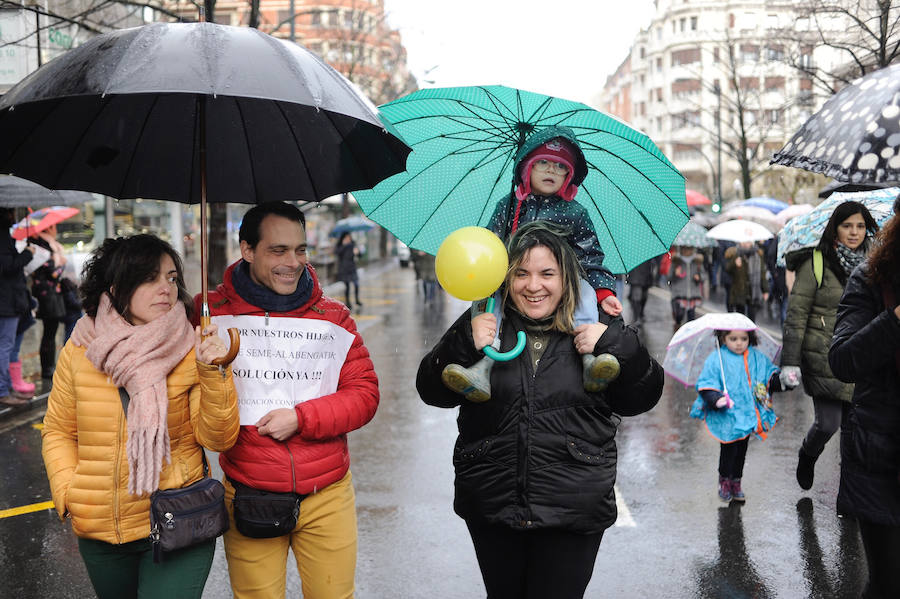 4.000 personas han exigido en Bilbao que no se utilice a los alumnos en el conflicto de la enseñanza concertada. Las AMPAS han realizado una exhibición de fuerza bajo el diluvio en medio de los ocho días de huelga.