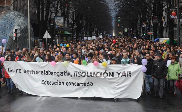 La comitiva, a su paso por la Gran Vía.