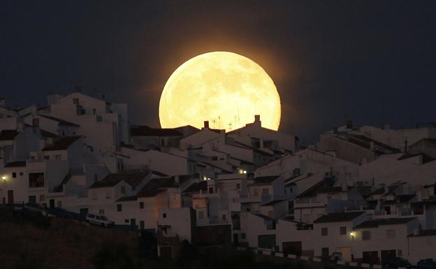 Una superluna se eleva sobre Olvera, en la provincia de Cádiz.