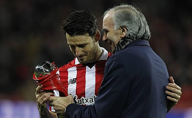 'El Txopo' recibirá esta noche su Premio Trayectoria bajo la atenta mirada de Aduriz. 