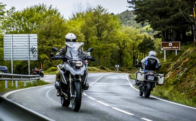 Dos motociclistas circulan por una carretera alavesa.