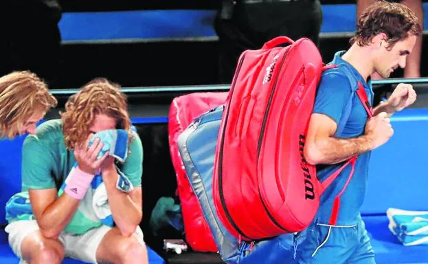 El griego Tsitsipas se tapa el rostro emocionado tras vencer ayer a Federer en el Open de Australia.