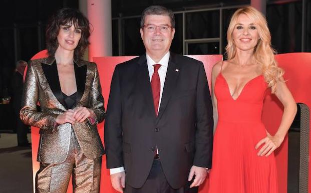 GALERÍA DE FOTOS. El alcalde Juan Mari Aburto se fotografió con los invitados de mayor relumbrón. Aquí, entre las actrices Paz Vega y Cayetana Guillén Cuervo.