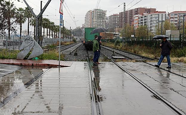 A la izquierda, las dos vías en desuso que desaparecerán.