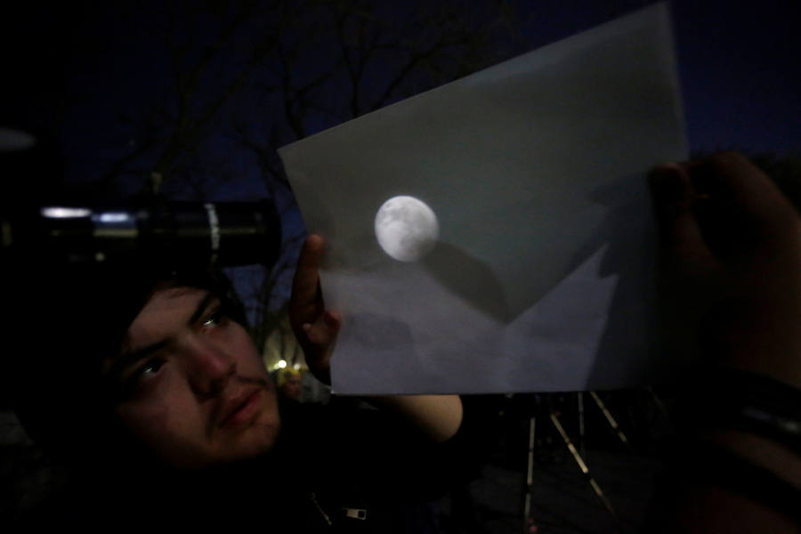 Un joven mira la luna desde Monterey (México)