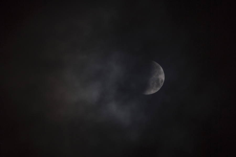 La superluna, desde la localidad suiza de Sempach.