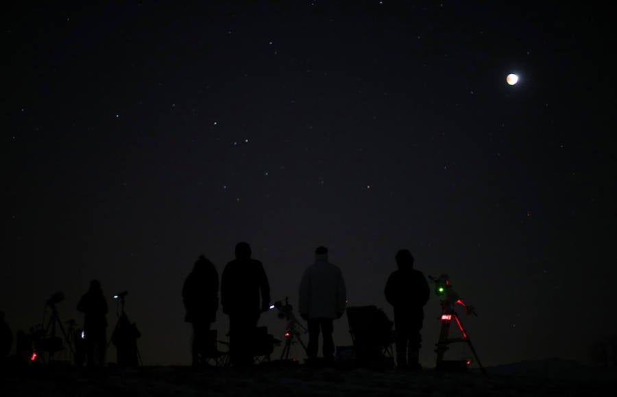 Muchas personas acudieron a las afueras de Viena para ver la luna de sangre.