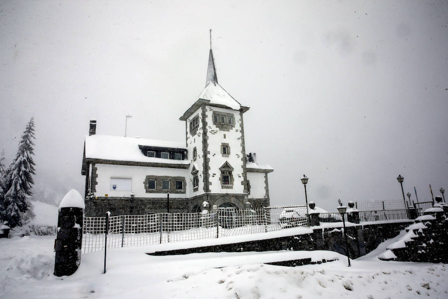 La nieve cubre la estación de esquí de Pajares, Asturias.