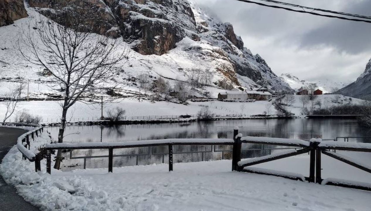 Asturias ha amanecido este martes cubierta de nieve.