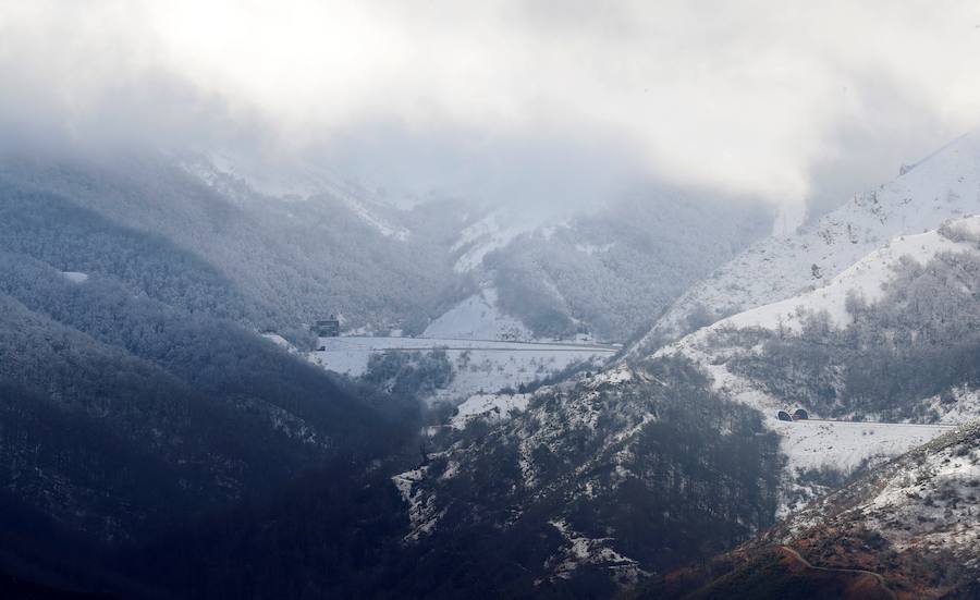 Asturias ha amanecido este martes cubierta de nieve.