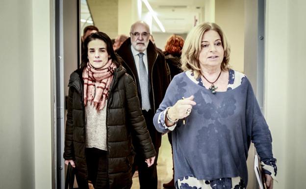 Consuelo Ordóñez camina junto a Marta Buesa y Jesús Loza, delegado del Gobierno en el País Vasco.