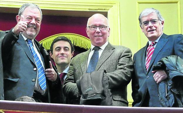 El consejero Pedro Azpiazu junto a los diputados de Hacienda de Gipuzkoa, Bizkaia y Álava.