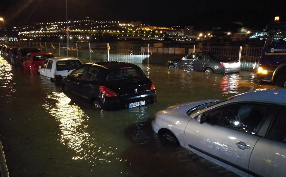 El agua cubre parcialmente los coches en la zona de Elorrieta. 