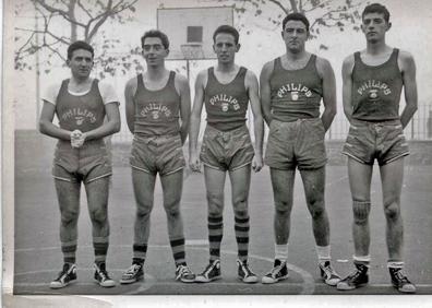 Imagen secundaria 1 - Quinteto formado por Añua, Cobas, Usatorre,Bazán e Iglesias. A la derecha, partido entre el Philips y el Bayona.