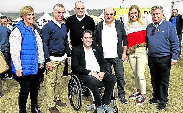 El presidente del PDeCAT, David Bonvehí, con la plana mayor del PNV en el último Alderdi Eguna en Foronda.