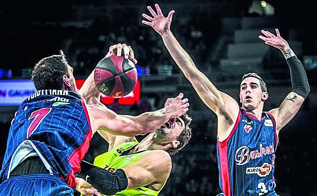 Luca Vildoza intenta taponar al blaugrana Ante Tomic, frenado en falta por Johannes Voigtmann.