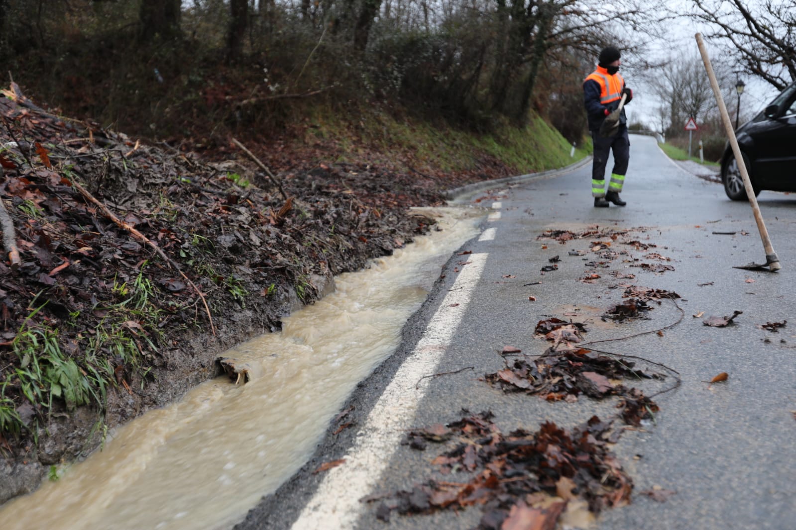 Carreteras afectadas por la lluvia en Muxika.