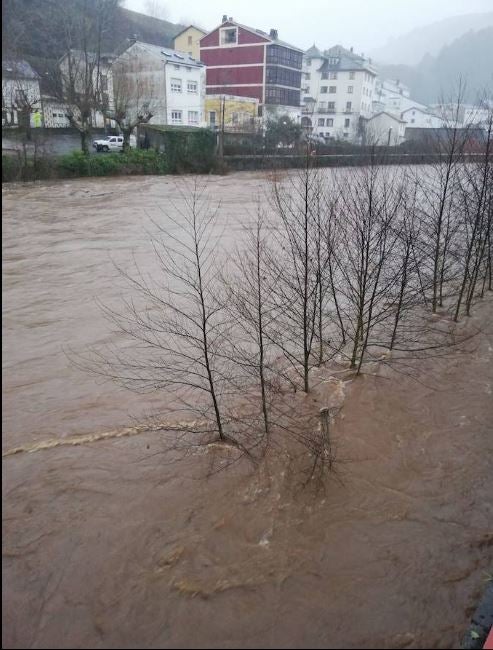 Imagen de algunos ríos de Asturias desbordados