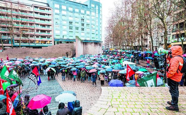 Protesta llevada a cabo ayer en Vitoria por 2.000 profesores de la red concertada.