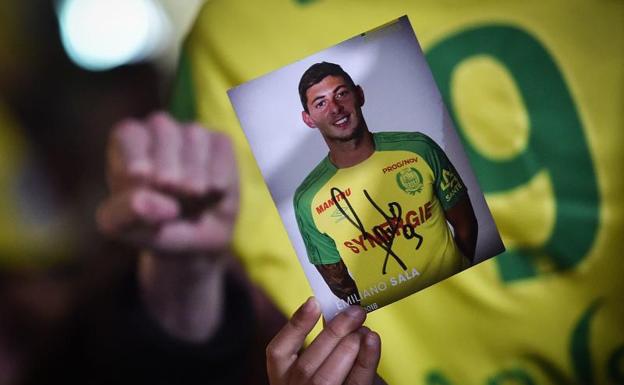 Un aficionado del Nantes sujeta una foto de Emiliano Sala. 