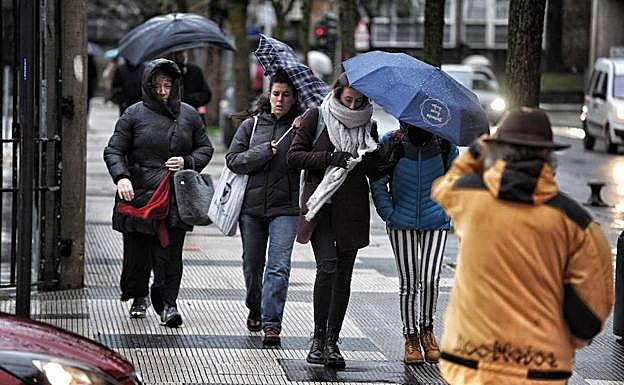 El frío y la lluvia acompañarán a los ciudadanos durante toda la jornada.